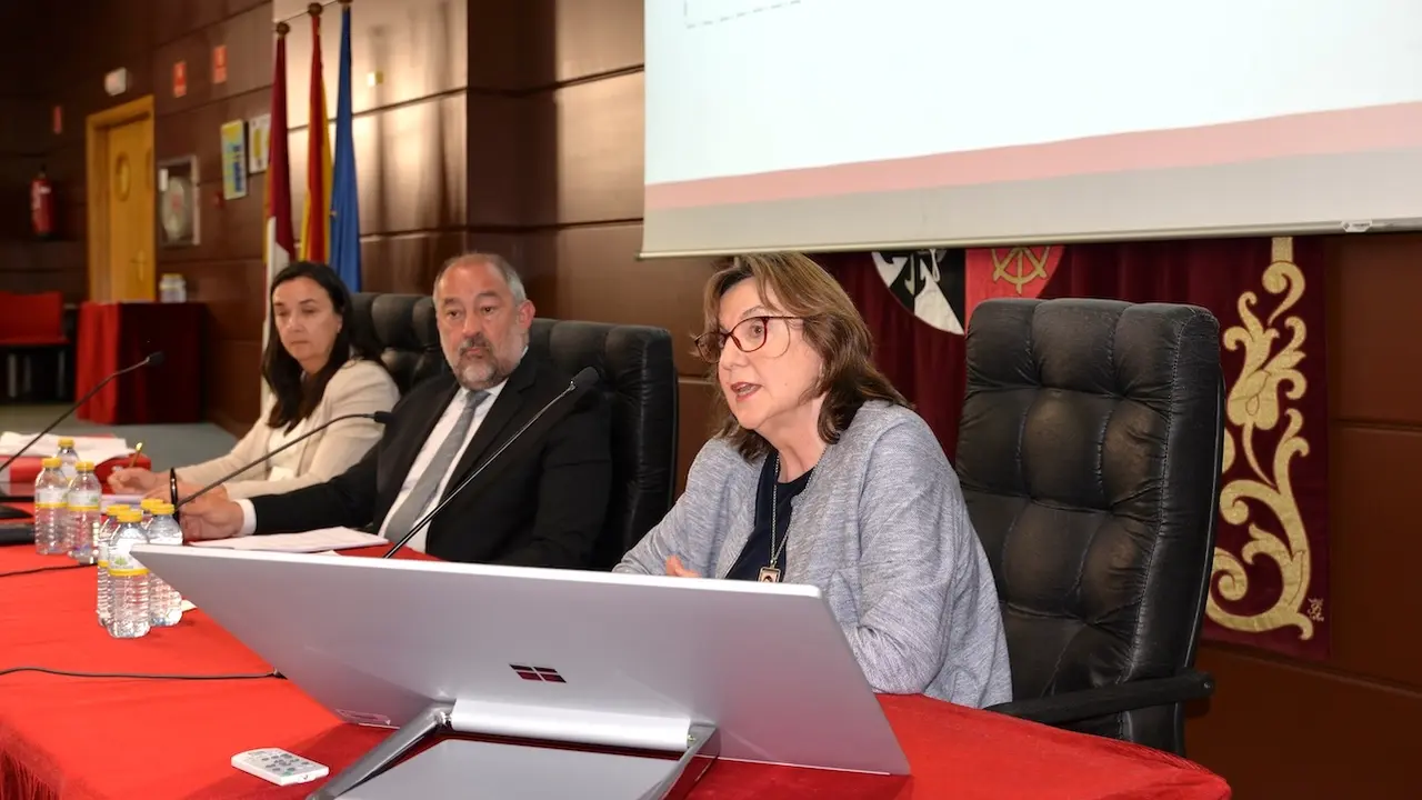 El rector de la UCLM, Julián Garde, ha presidido la reunión del Consejo de Gobierno de la institución académica