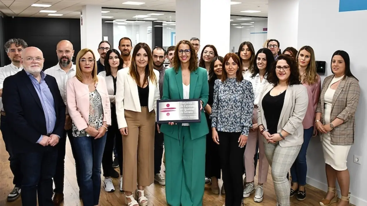 La consejera de Igualdad, Sara Simón, durante la visita que ha realizado a la empresa Concilia2 Soluciones S.L, que se une a otras cinco empresas de la región que han obtenido el Distintivo de Excelencia en Igualdad, Conciliación y Responsabilidad Social