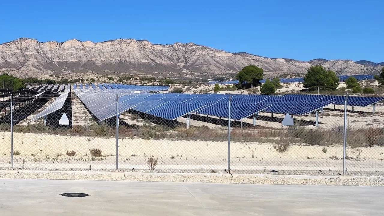 La UCLM advierte de los riesgos del incremento de plantas solares fotovoltaicas, energía solar, planta fotovoltaica, placas solares