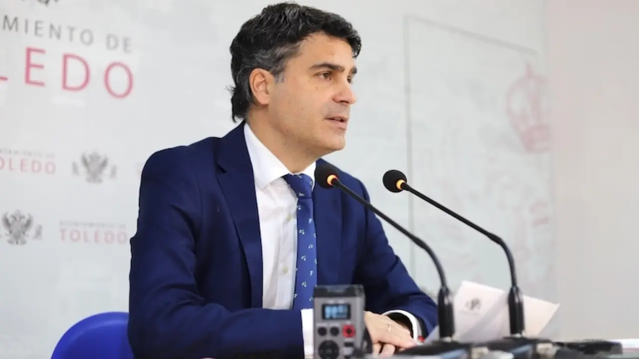 El concejal de Hacienda y portavoz del equipo de Gobierno del Ayuntamiento de Toledo, Juan José Alcalde, durante la rueda de prensa que ha ofrecido