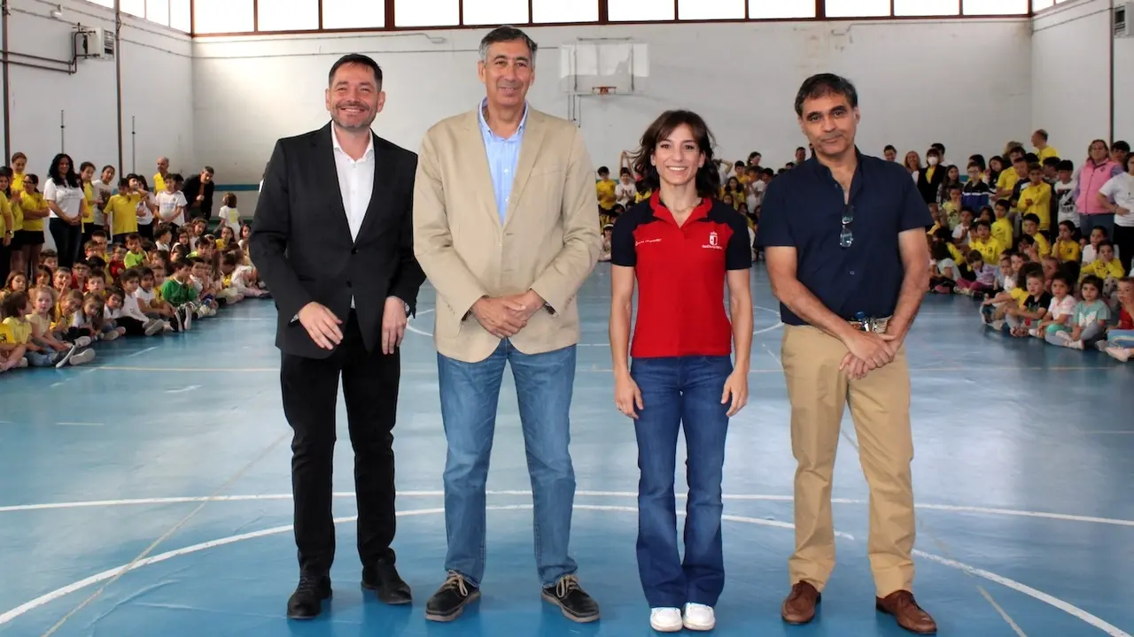 La karateca Sandra Sánchez anima a escolares a "seguir adelante siempre"