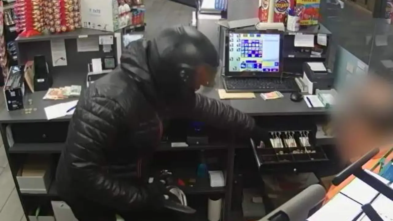 VIDEO. Así atracan los ladrones motoristas: amenazan con cuchillos y huyen rápido