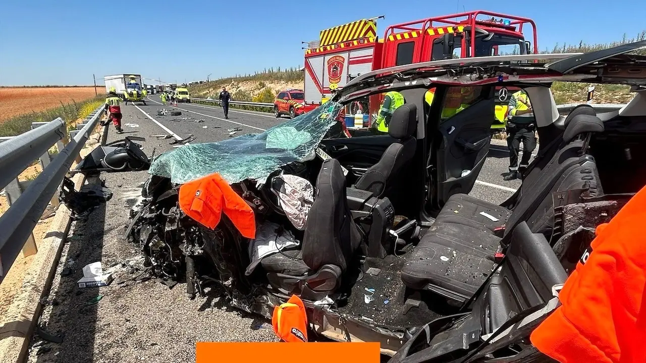 Una fallecida y dos heridos tras colisionar un turismo y un camión en la N-301 en Villatobas (Toledo), accidente, de tráfico, choque, colisión,