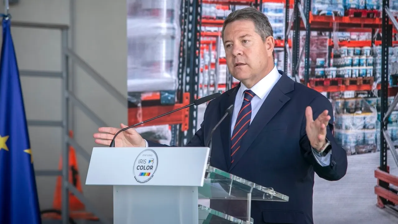 El presidente de Castilla-La Mancha, Emiliano García-Page, ha visitado, en La Roda (Albacete), las instalaciones de Pinturas Iris, ubicadas en el Polígono Industrial El Salvador II