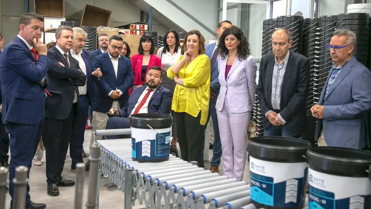 El presidente de Castilla-La Mancha, Emiliano García-Page, ha visitado, en La Roda (Albacete), las instalaciones de Pinturas Iris, ubicadas en el Polígono Industrial El Salvador II