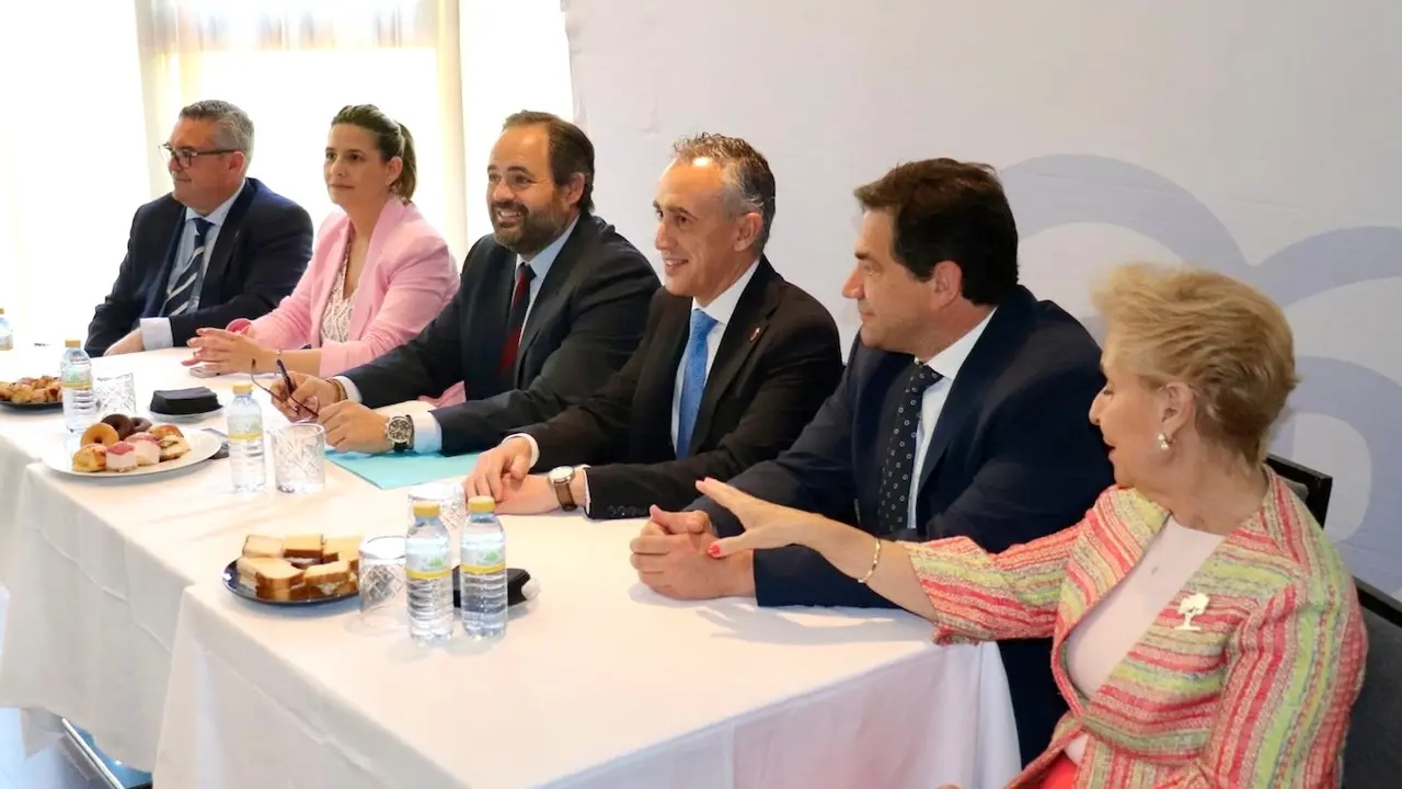 El presidente del PP de Castilla-La Mancha, Paco Núñez, durante el desayuno informativo que ha ofrecido en Puertollano (Ciudad Real) con motivo del inicio de la campaña electoral