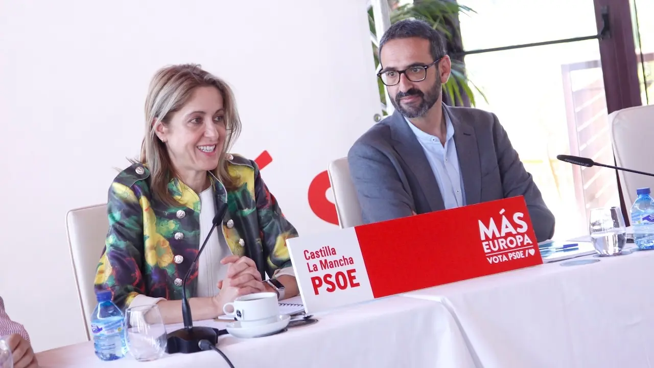 La eurodiputada candidata a la reelección y vicesecretaria general del PSOE de Castilla-La Mancha, Cristina Maestre, junto al secretario de Organización, Sergio Gutiérrez, este viernes en Toledo
