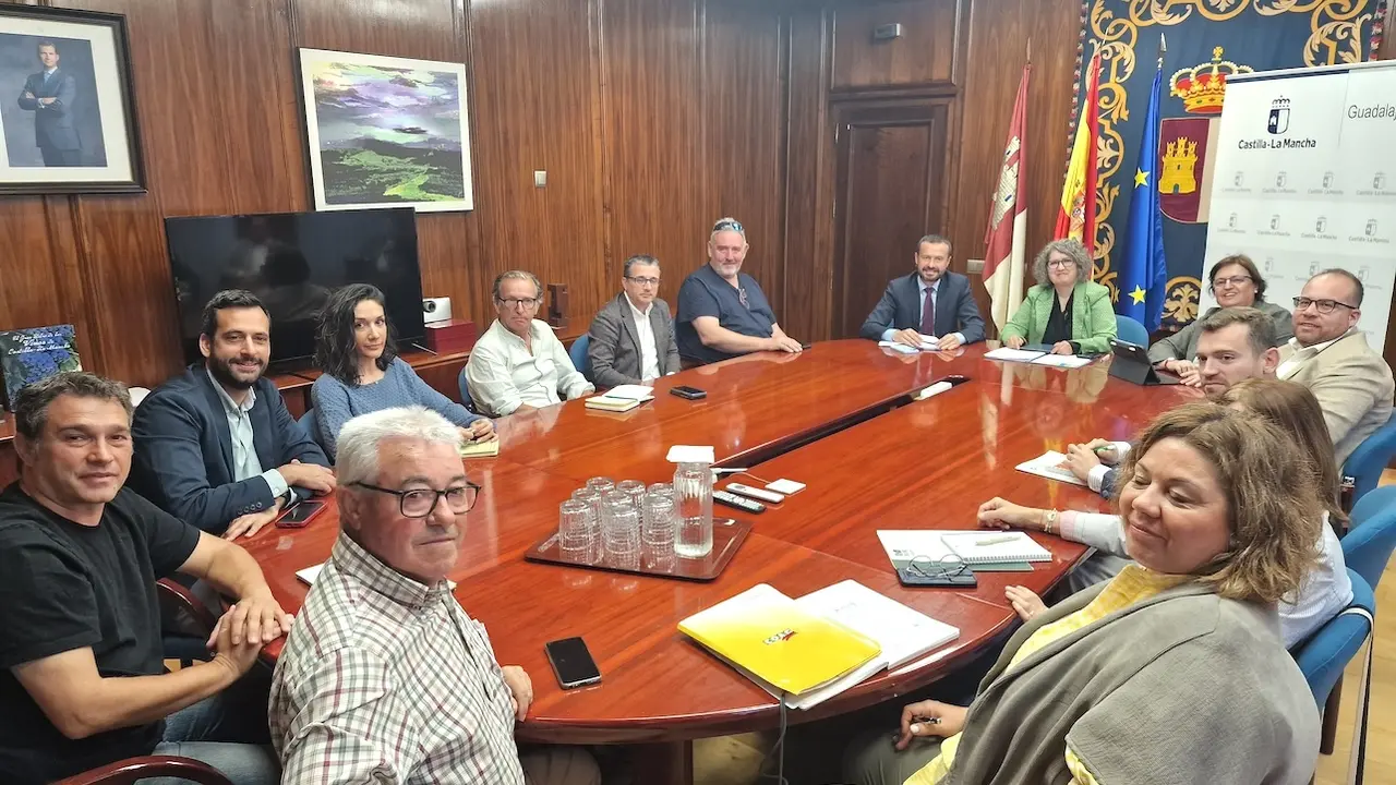 La consejera de Desarrollo Sostenible, Mercedes Gómez, ha mantenido una reunión de trabajo con los colectivos agrarios, empresariales y ayuntamientos involucrados en la demanda de la conexión entre los ríos Sorbe y Bornova
