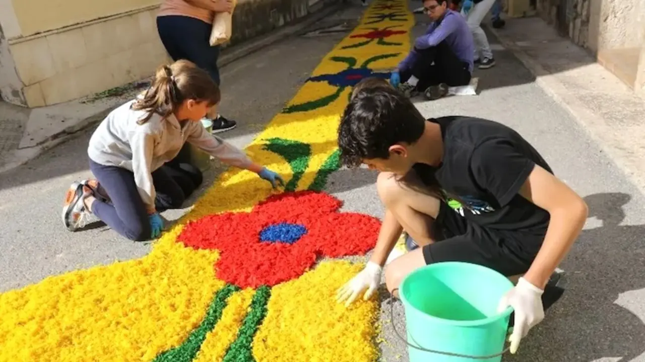 Almonacid de Zorita alfombra dos kilómetros de calles en su fiesta del Corpus Christi