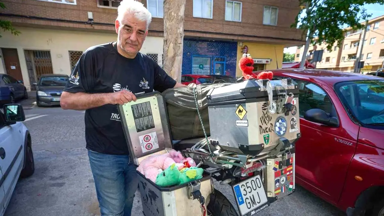 Nueve moteros talaveranos llevan ropa, material escolar y juguetes a Marruecos - EFE/Manu Reino