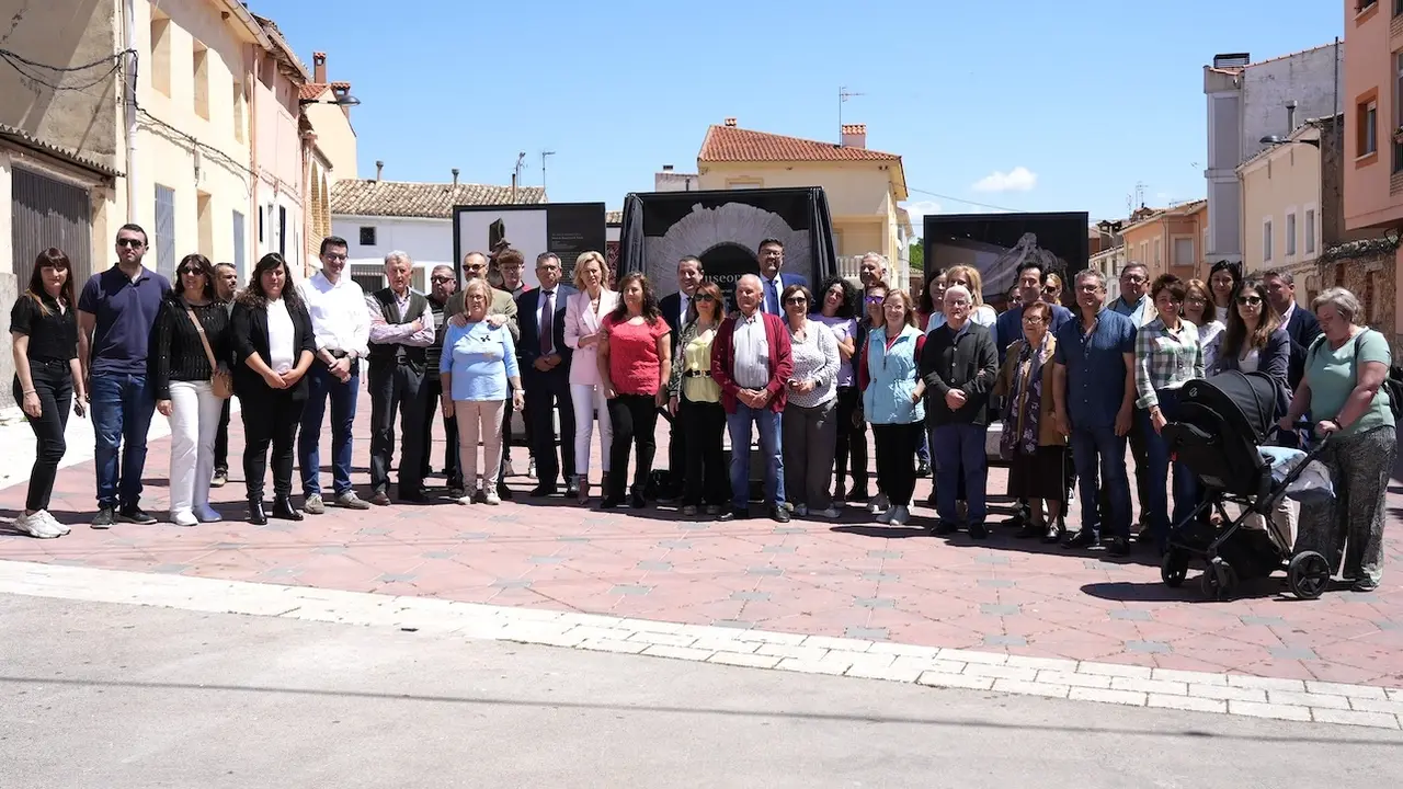 El consejero de Educación, Amador Pastor, visita la muestra 'Museorum' en la localidad conquense de Villar de Olalla