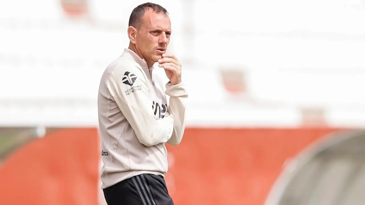 El técnico del Albacete Balompié, Alberto González, durante el entrenamiento