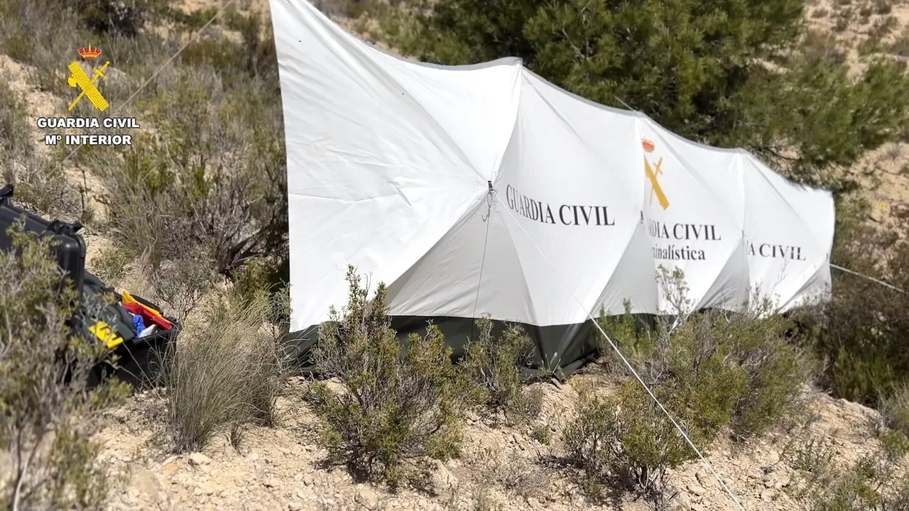 Hallan los cadáveres de un matrimonio en un paraje en extrañas circunstancias, cadáver, barranco, asesinato, cuneta,