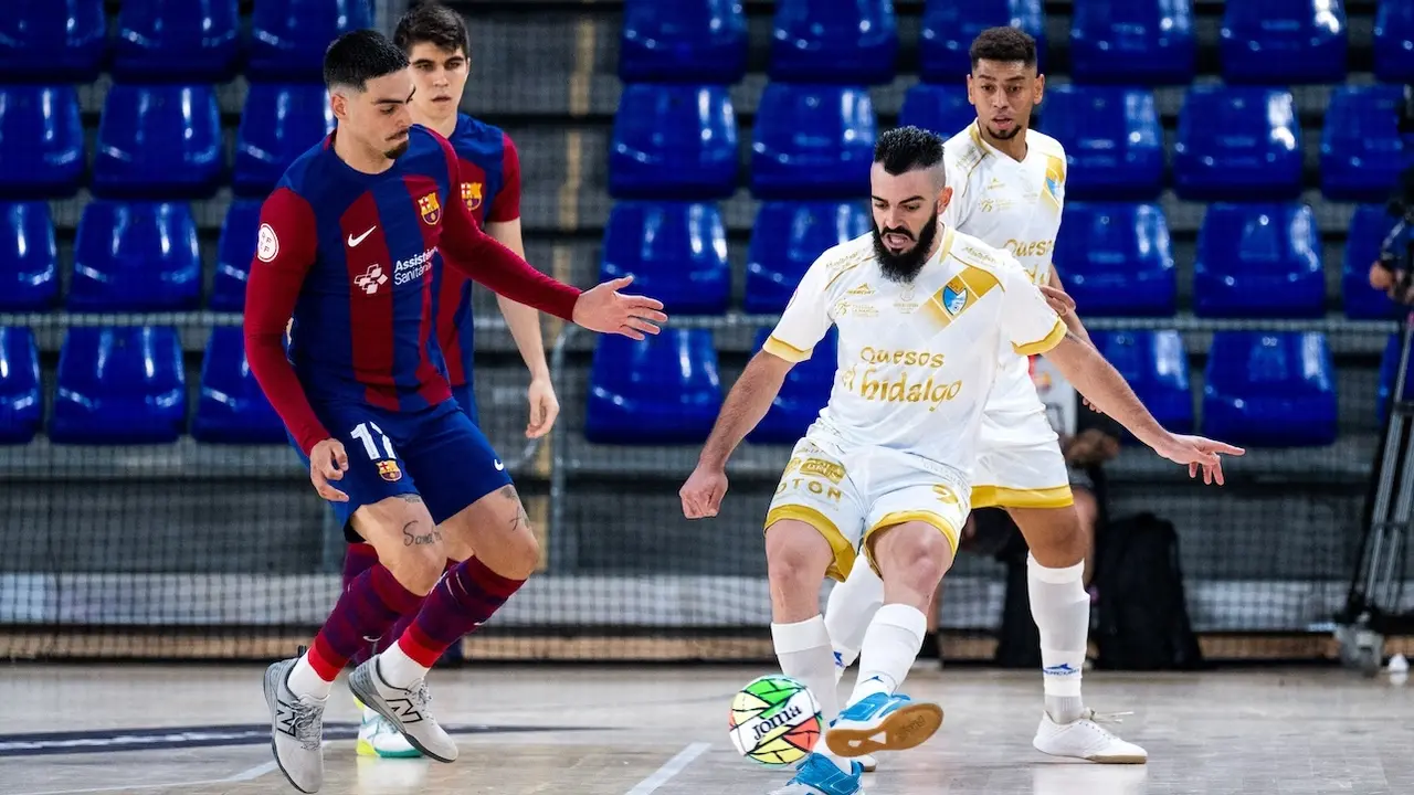 El Barcelona toma ventaja ante un valiente Quesos El Hidalgo Manzanares (4-3)