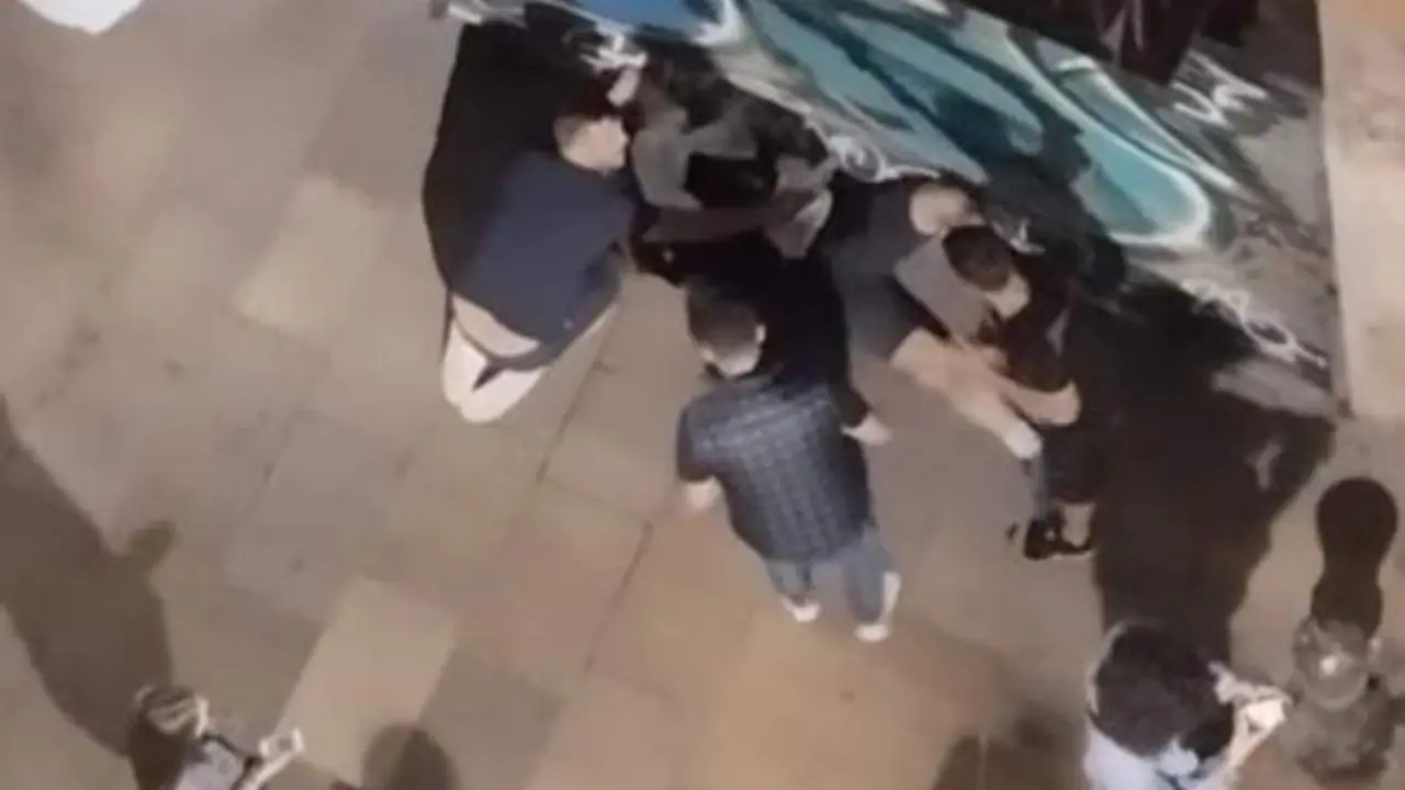 Acuchillado un joven en plena calle cuando defendía a un amigo suyo de un ladrón