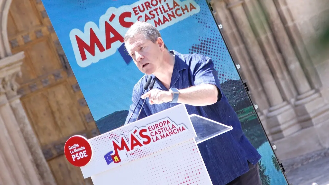 El presidente de Castilla-La Mancha y secretario regional del PSOE, Emiliano García-Page, durante su intervención este sábado en un acto de la campaña electoral celebrado en la localidad de Alcocer (Guadalajara)