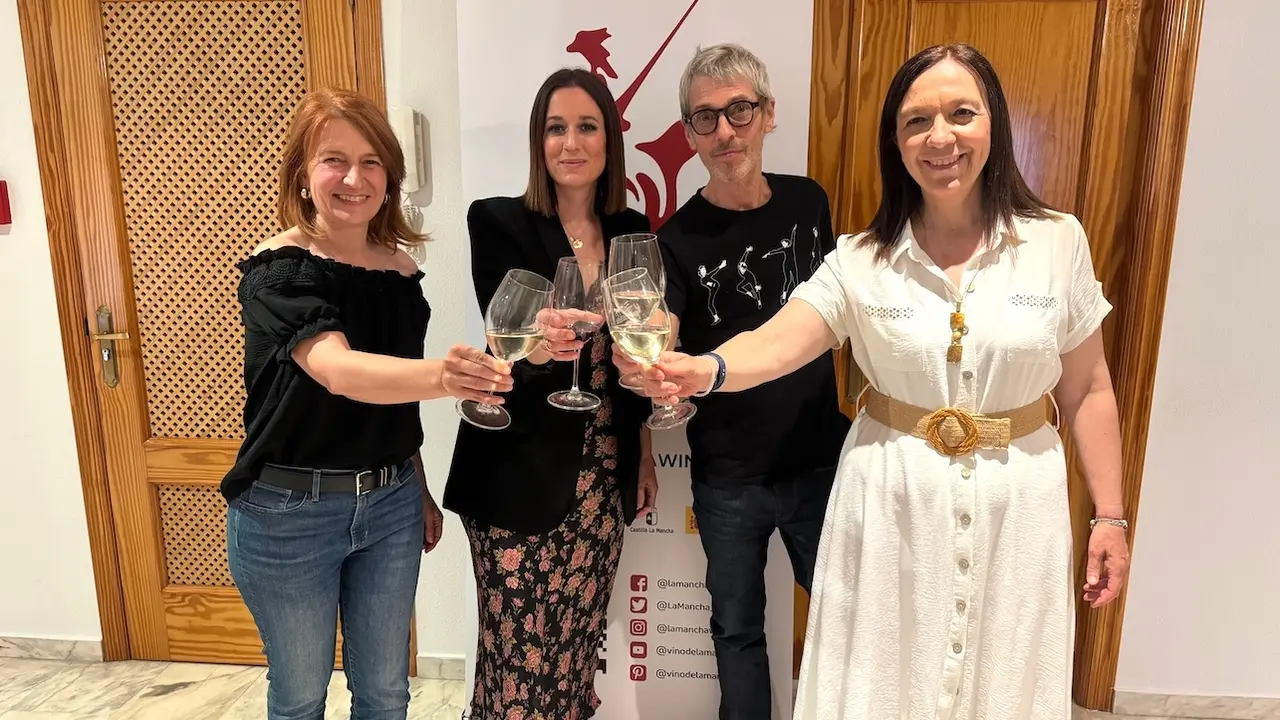 La directora general de Turismo, Comercio y Artesanía, Ana Isabel Fernández, ha asistido en Alcázar de San Juan (Ciudad Real) a la cata maridada y el concierto de Ariel Rot dentro del 'EnoFestCLM'
