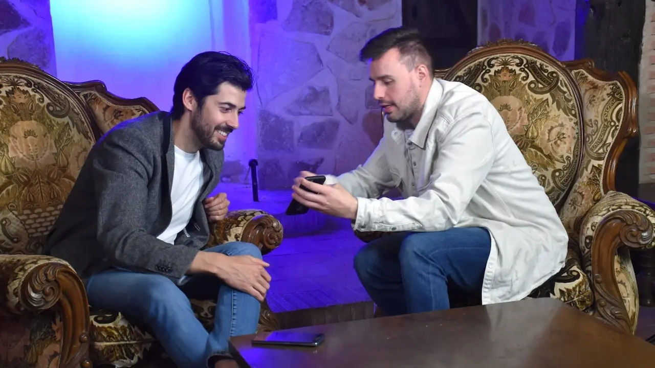 El diputado de Reto Demográfico y Emprendimiento, Javier Cebrián, ha estado con Jorge Utiel, responsable de la empresa, en el plató de grabación que MTS 23 TALENT tiene en Campillo de Altobuey