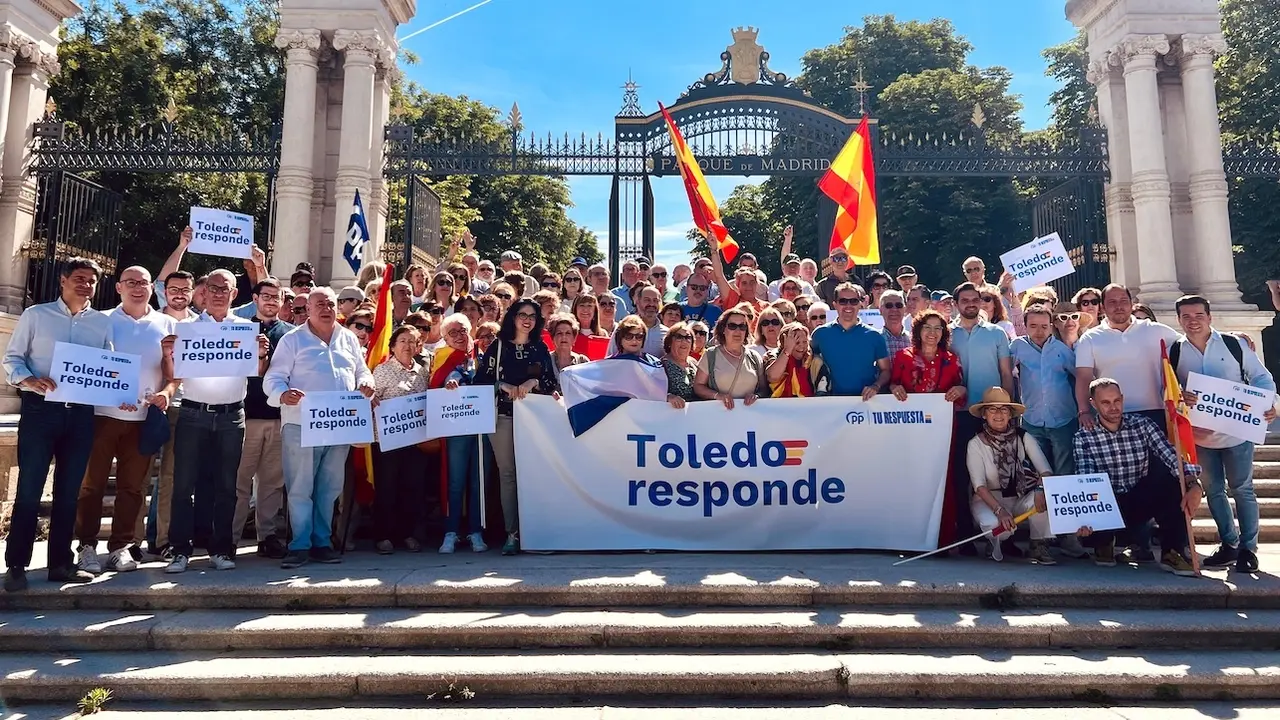 El presidente del PP de Toledo, Carlos Velázquez, junto a militantes y simpatizantes de la provincia este domingo en la concentración convocada por el partido en Madrid