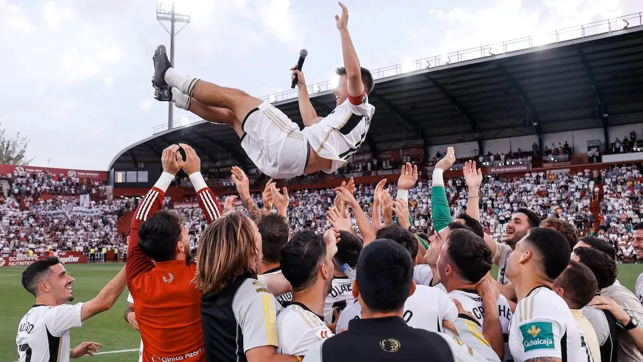 Los jugadores del Albacete Balompié homenajean a Manu Fuster en su despedida del club, tras el encuentro disputado contra el Mirandés en el Carlos Belmonte