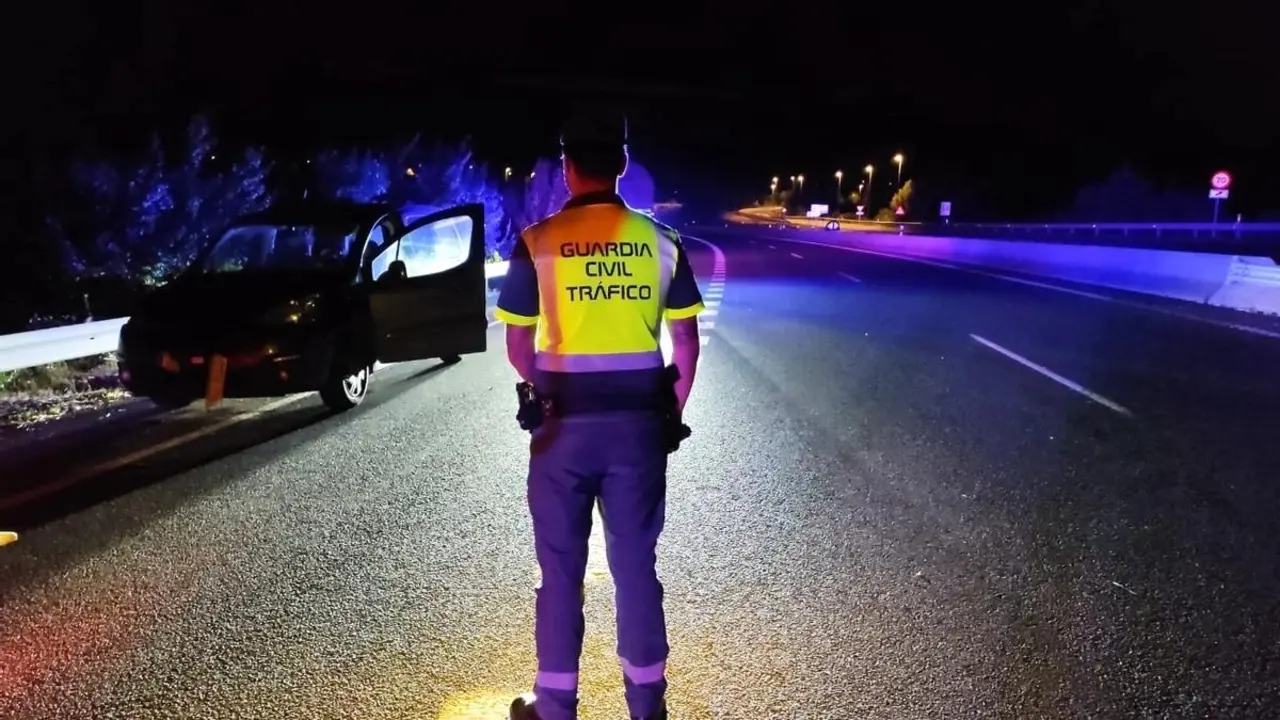 En la imagen de archivo un agente de la Guardia Civil ante un accidente de tráfico en autovía con un turismo implicado tras atropellar a un peatón, atropello, atropellado, choque, colisión,