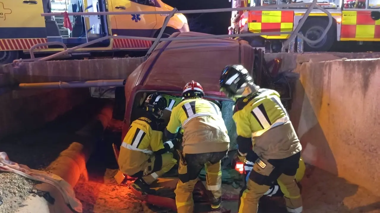 Muere un hombre y una menor tras salirse de la vía su coche y caer en un cauce, canal, salida de vía, accidente de tráfico