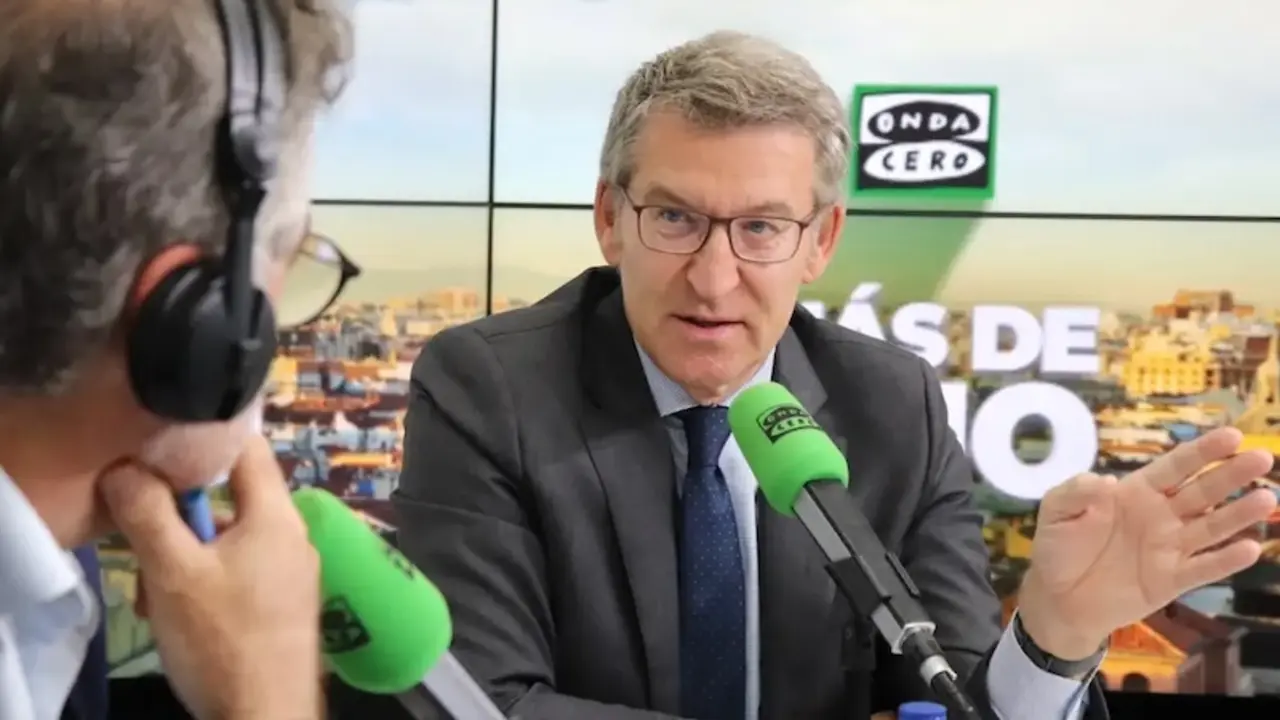 El presidente del PP, Alberto Núñez Feijóo, en un momento de la entrevista con Carlos Alsina en Onda Cero Radio
