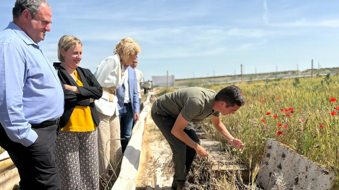 El consejero de Agricultura, Ganadería y Desarrollo Rural, Julián Martínez Lizán, durante la visita que ha realizado a la empresa Helix Snails, en el municipio de El Pedernoso (Cuenca)