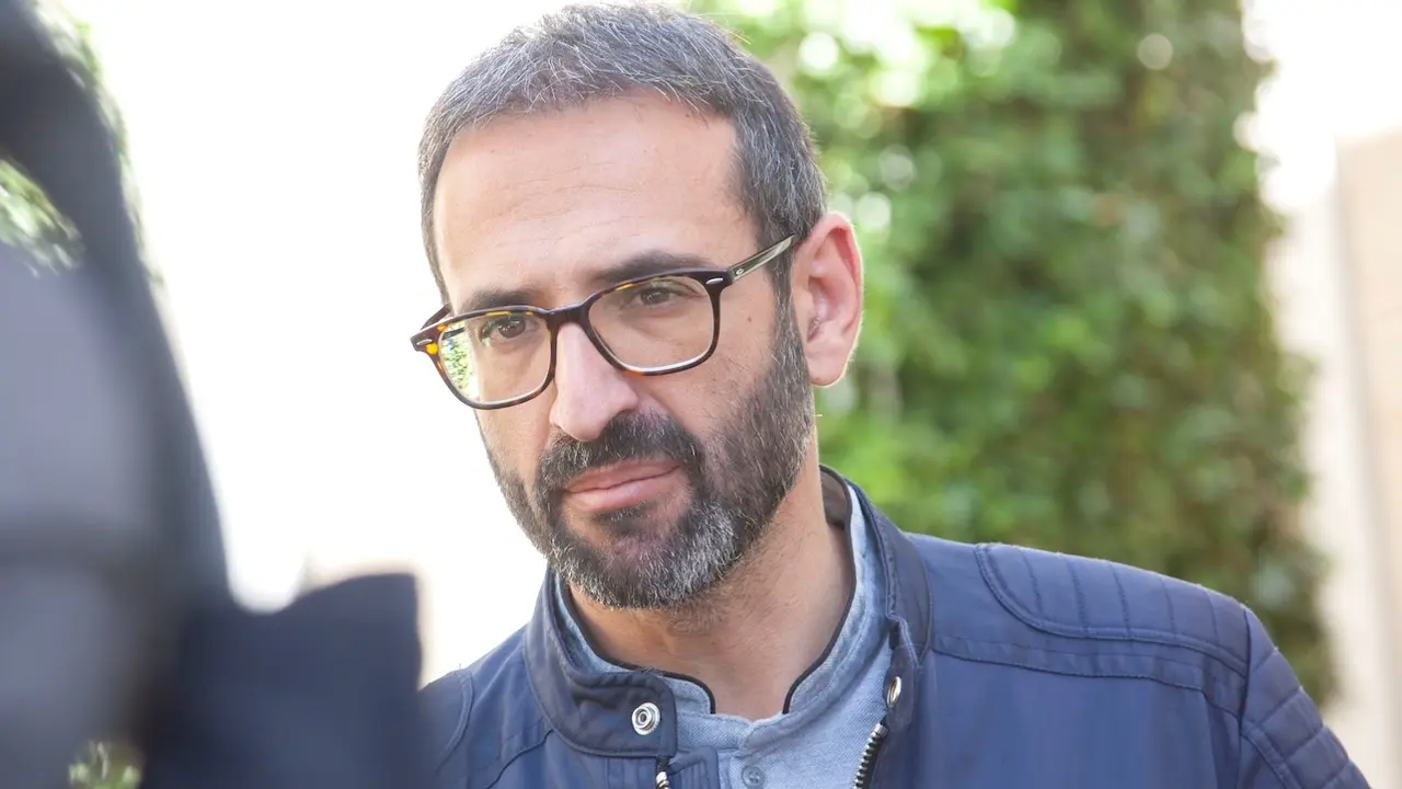 El secretario de Organización del PSOE de Castilla-La Mancha y diputado nacional, Sergio Gutiérrez, atendiendo a los medios de comunicación