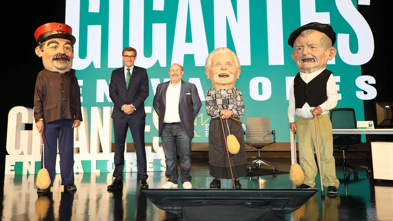 El director general de Eurocaja Rural, Víctor Manuel López, ha presentado acompañado del actor Javier Losán la nueva campaña institucional de la entidad financiera 'Gigantes en valores'