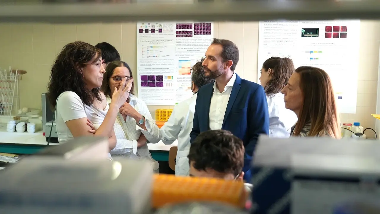 El director de la Agencia de Investigación e Innovación de Castilla-La Mancha, José Antonio Castro, ha visitado este lunes los laboratorios del Instituto de Ciencias Ambientales (ICAM), acompañado del vicerrector de Internacionalización, Raúl Martín