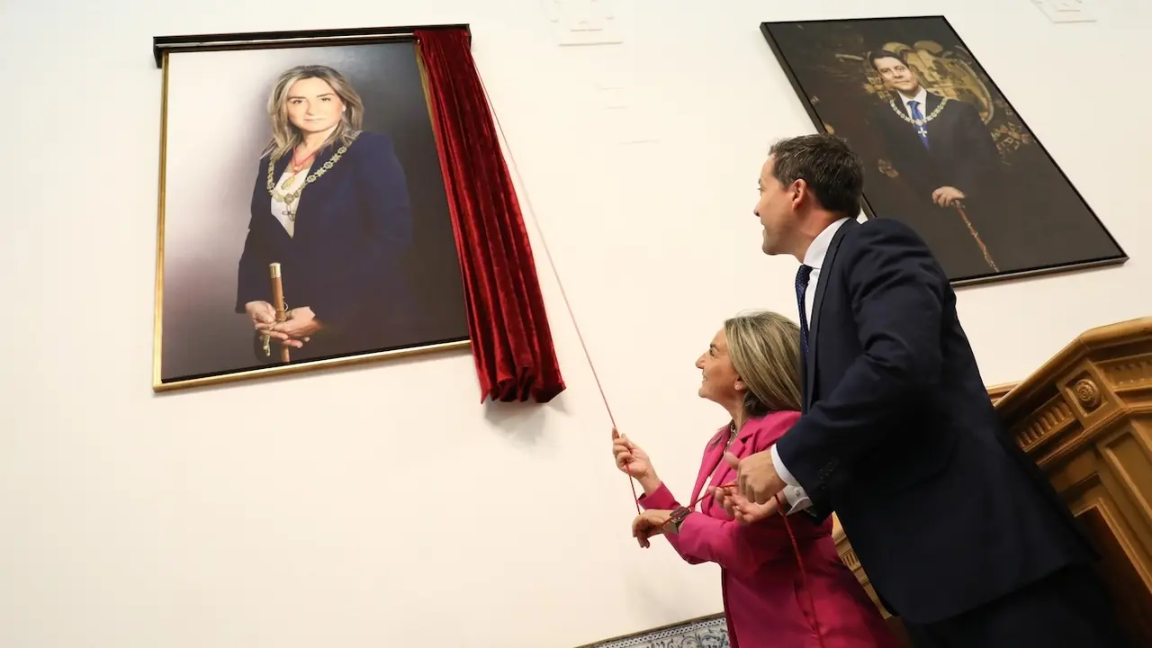 La delegada del Gobierno, Milagros Tolón, descubre su retrato como alcaldesa en el Ayuntamiento acompañada del actual alcalde, Carlos Velázquez