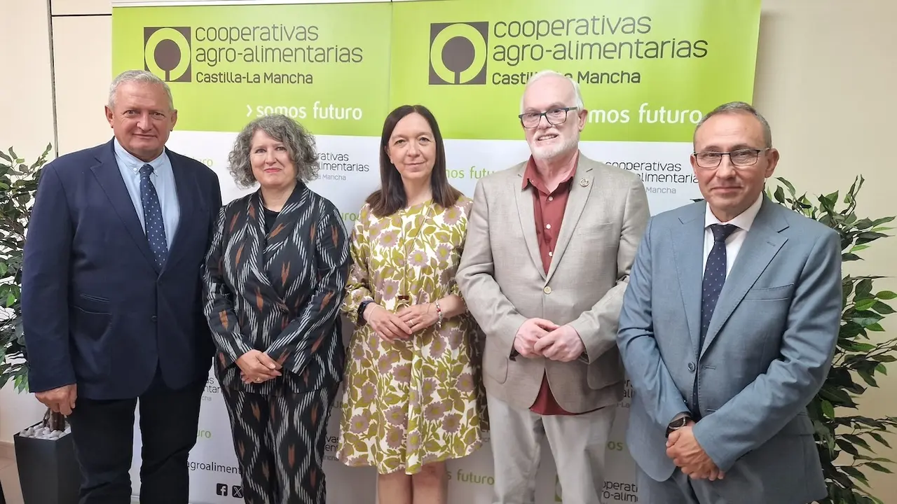 Reunión mantenida entre la consejera de Desarrollo Sostenible de Castilla-La Mancha, Mercedes Gómez, y el presidente de Cooperativas Agroalimentarias de Castilla-La Mancha, Ángel Villafranca