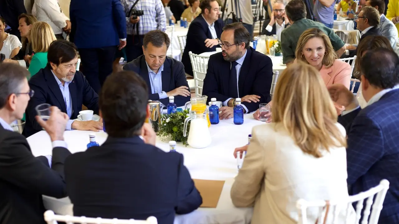 El presidente del PP de Castilla-La Mancha, Paco Núñez, ha participado en un desayuno con empresarios de Albacete junto a la vicesecretaria nacional del PP, Paloma Martín, y candidatos a las elecciones europeas