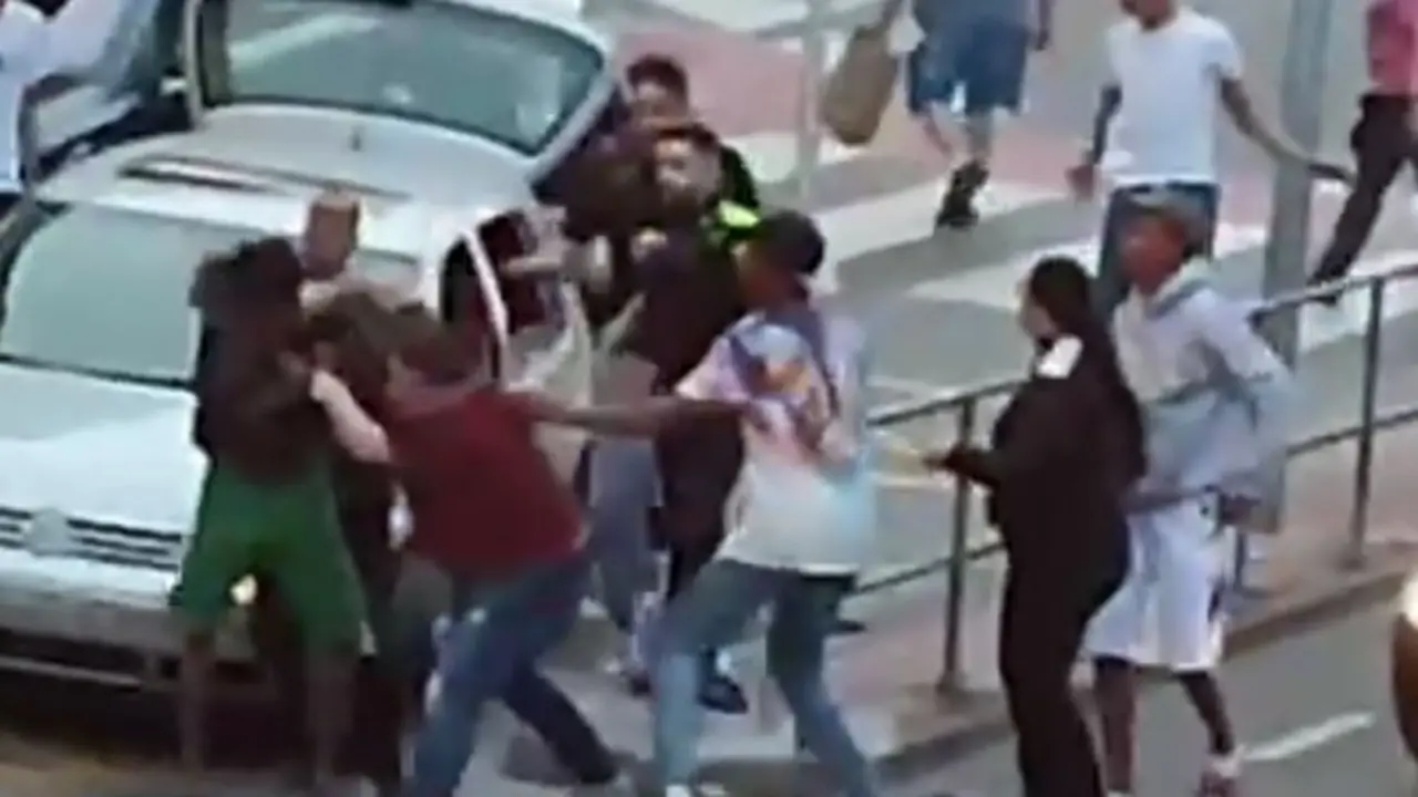 VIDEO. Una pelea en un bar acaba en una batalla campal: hay varias personas heridas
