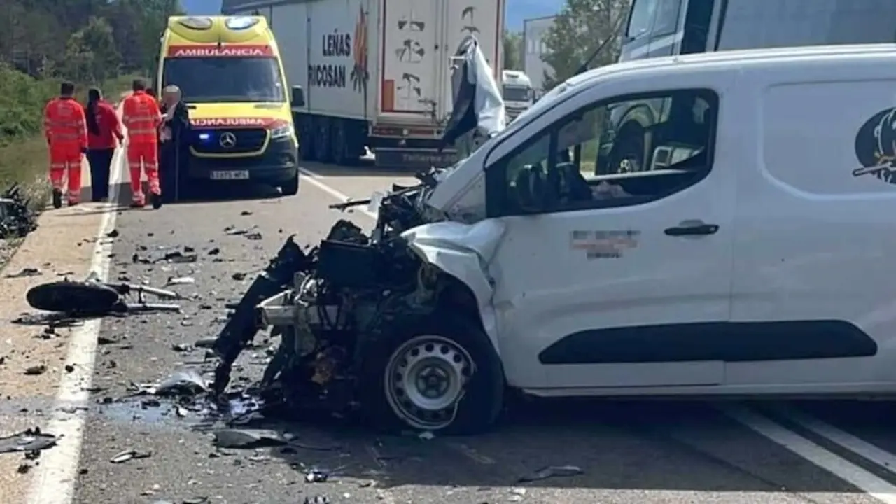 Muere un hombre tras colisionar la moto que conducía con una furgoneta