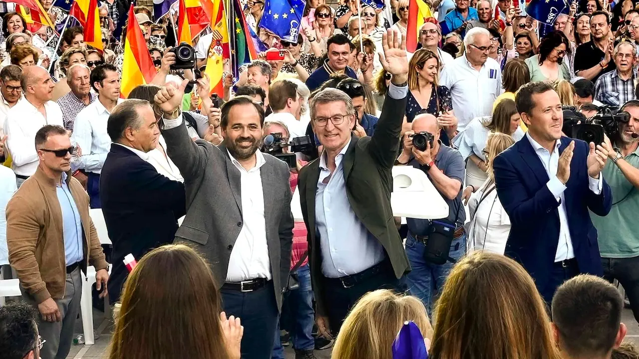 El presidente del PP, Alberto Núñez Feijóo, durante el mitin que ha protagonizado en Talavera de la Reina (Toledo) este lunes