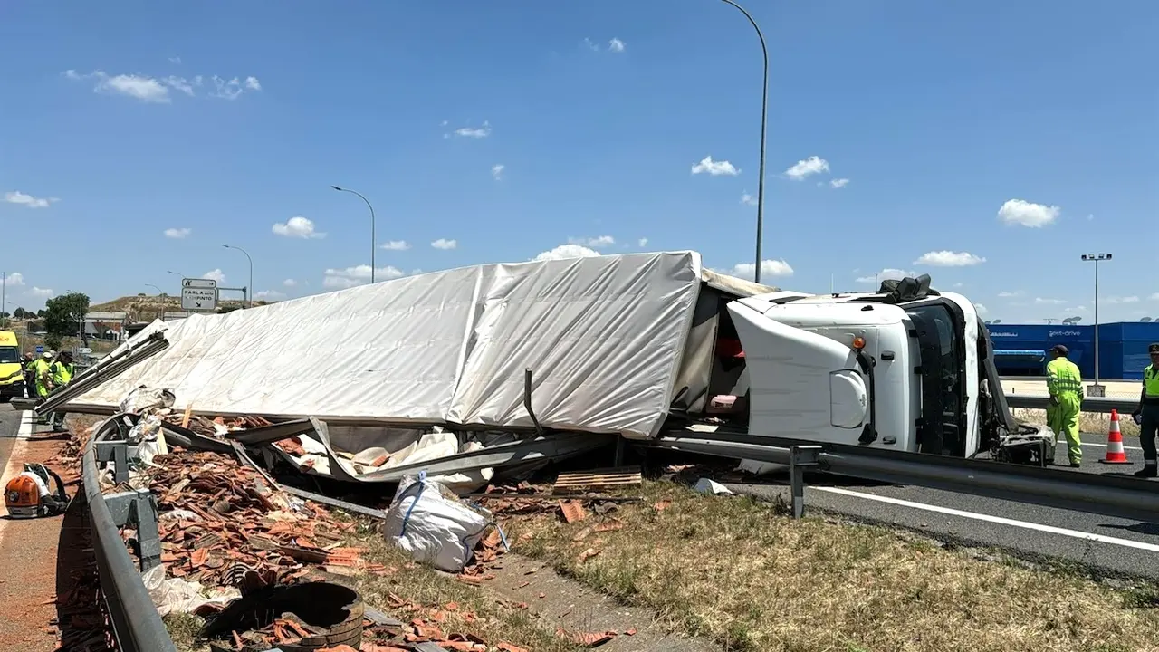 Dos heridos leves y kilómetros de atascos al volcar un camión en la autovía A-42