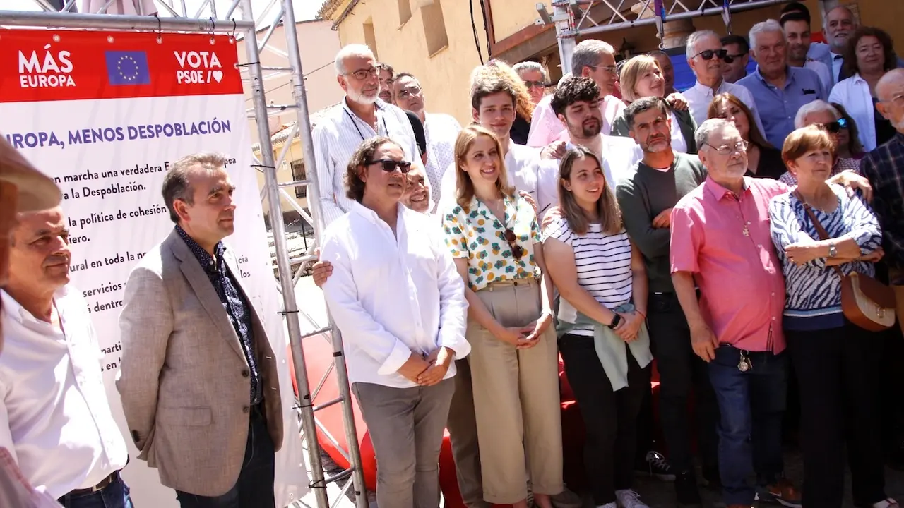 La candidata a la reelección al Parlamento Europeo y vicesecretaria general del PSOE de Castilla-La Mancha, Cristina Maestre, ha firmado en Hita (Guadalajara) sus compromisos contra la despoblación