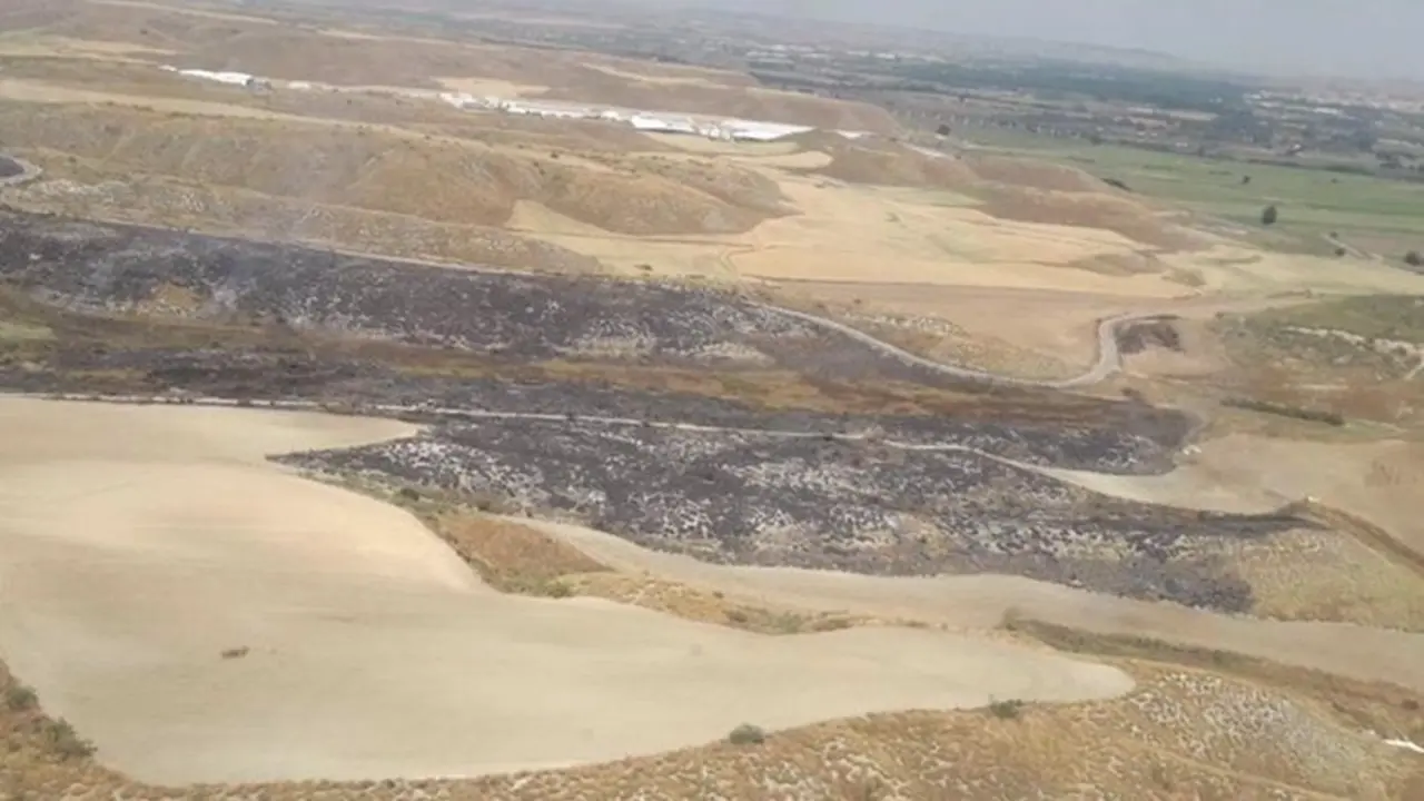 Varios medios trabajan en la extinción de un incendio forestal declarado en Borox (Toledo)