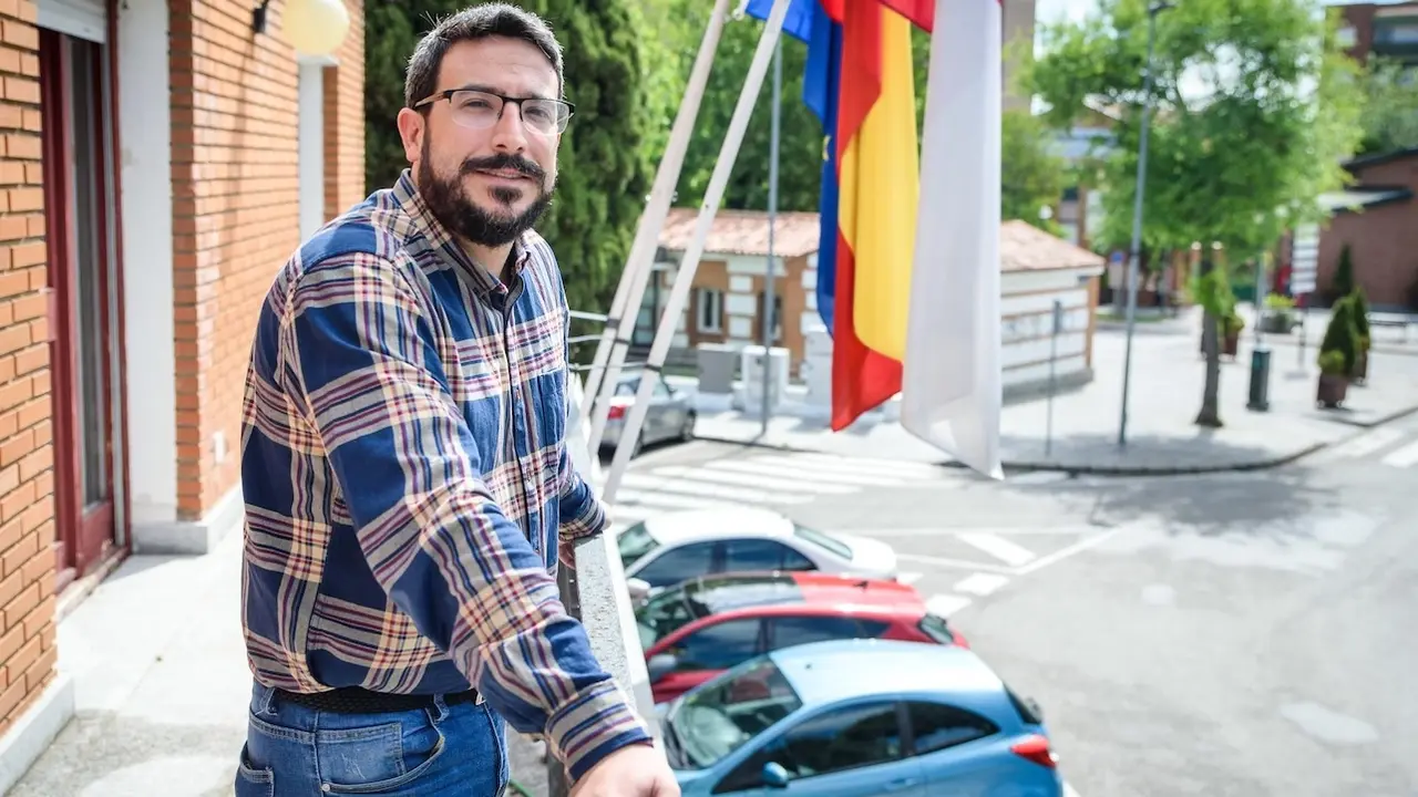 El alcalde de Azuqueca de Henares (Guadalajara), Miguel Óscar Aparicio, posa en el balcón del Consistorio - EP/Rafael Martín