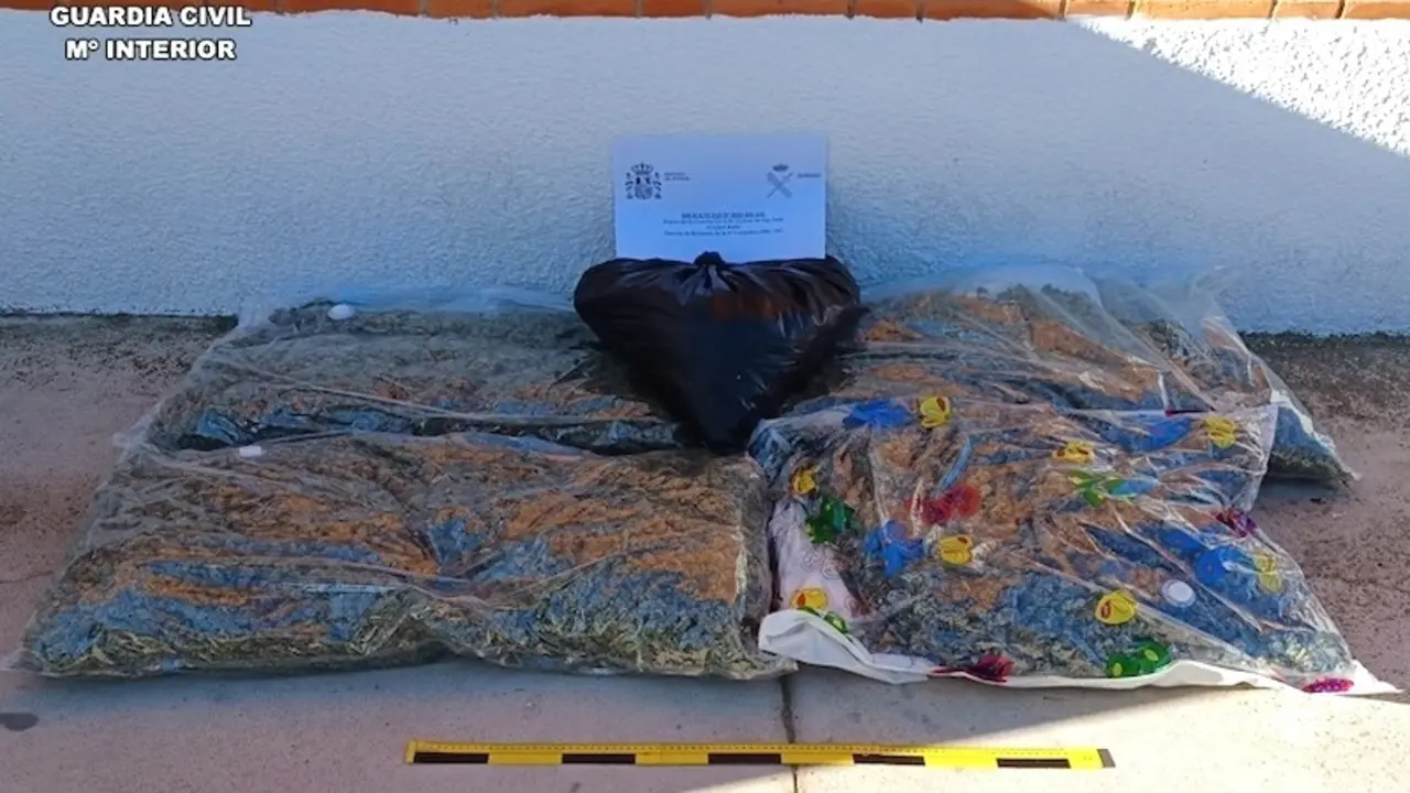 Detenido un hombre transportando más de 23 kilos de marihuana en su vehículo en Puerto Lápice (Ciudad Real)