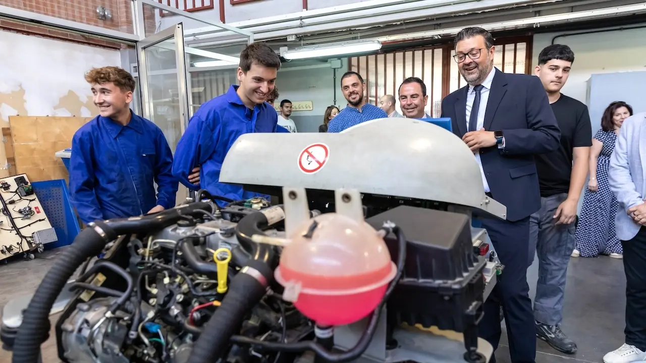 El consejero de Educación, Cultura y Deportes de Castilla-La Mancha, Amador Pastor, durante la visita el Centro Integrado de Formación Profesional Nº1 de Toledo