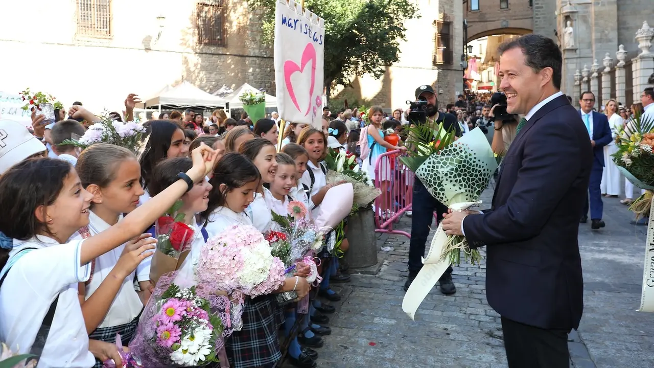 Un millar de niños participan en la ofrenda floral del Corpus Christi de Toledo