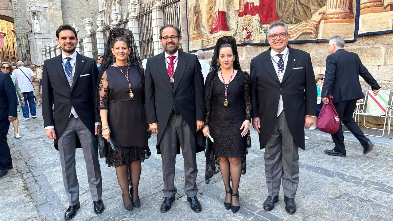 El presidente del PP de Castilla-La Mancha, Paco Núñez, junto a diputados regionales en la procesión del Corpus Christi de Toledo