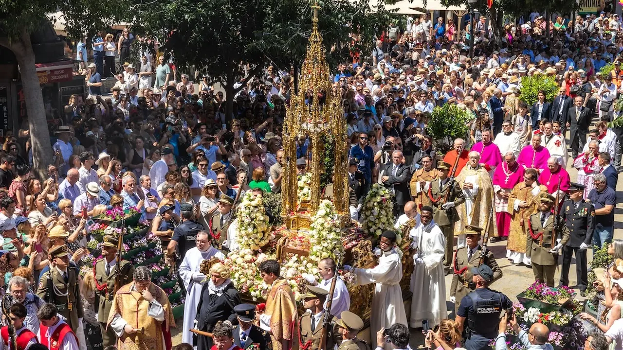 La procesión del Corpus Christi ha recorrido este jueves las calles del Casco Histórico de Toledo, engalanadas con más de 6.000 elementos decorativos, 50.000 flores, 1.200 plantas y 4.000 metros de guirnalda - EFE/ Ángeles Visdómine