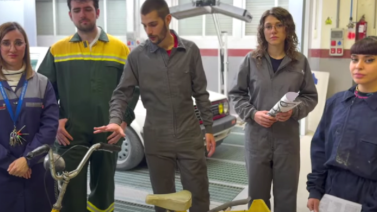 Alumnos de FP diseñan "La Tejecleta" para tejedoras peruanas que trabajan a escondidas
