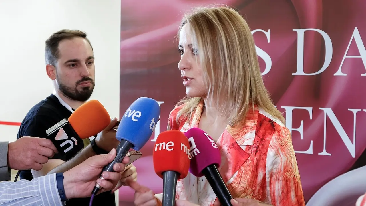La eurodiputada candidata a la reelección y vicesecretaria general del PSOE de Castilla-La Mancha, Cristina Maestre, atendiendo a los medios en el acto institucional del Día de la Región