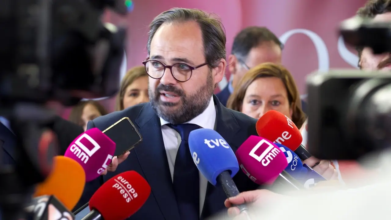 El presidente del PP de Castilla-La Mancha, Paco Núñez, atendiendo a los medios en el acto institucional del Día de la Región