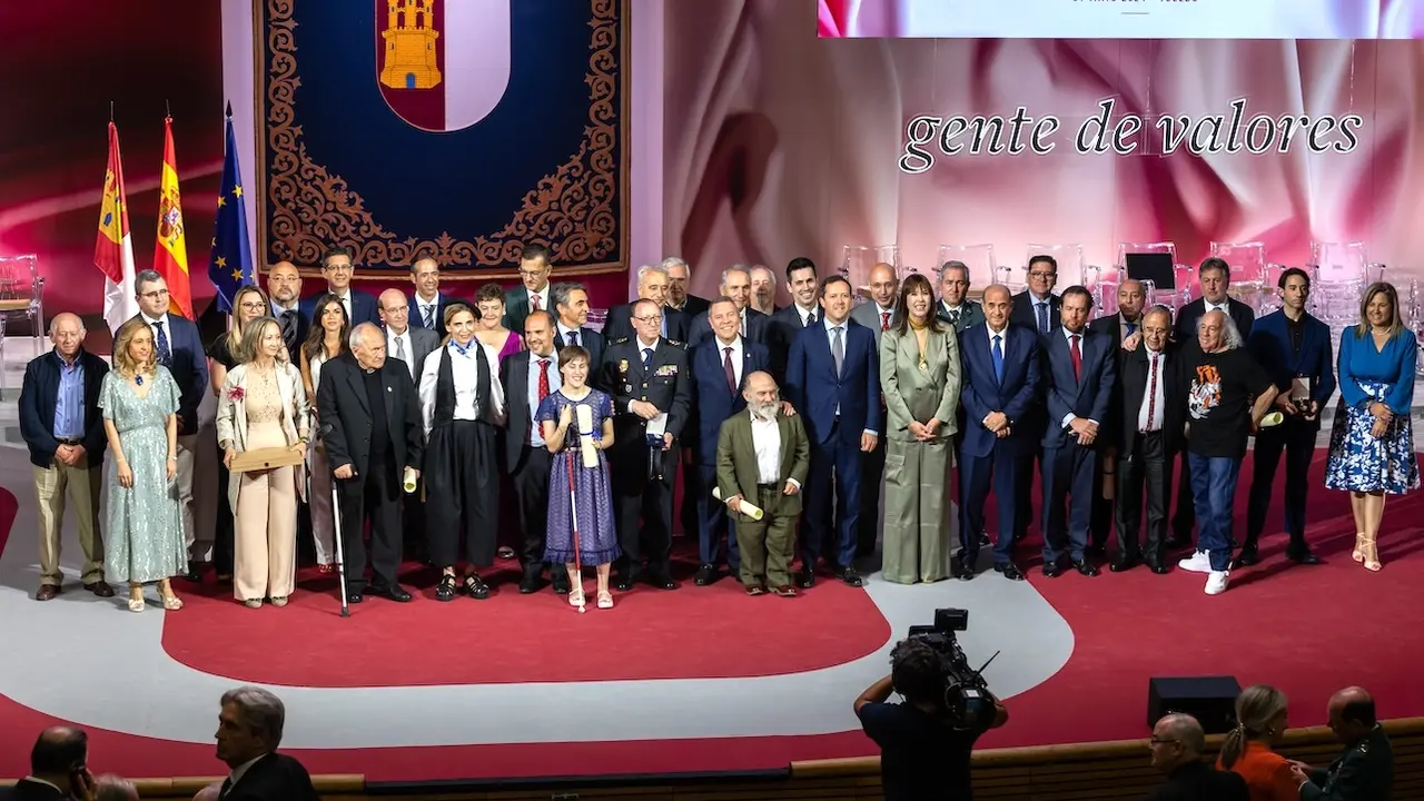 El presidente de Castilla-La Mancha, Emiliano García-Page (c), posa con los premiados durante el acto institucional del Día de de la Región celebrado este año 2024 en la ciudad de Toledo - EFE/Ángeles Visdómine - Día de Castilla-La Mancha